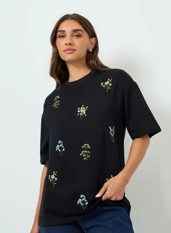 ستايلي تيشيرت واسع بتفاصيل مُطرّزة